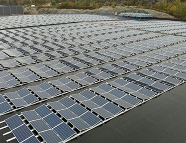 Solcellelanlegget hos Asko Vest er på 16 000 m2. Foto: Fusen