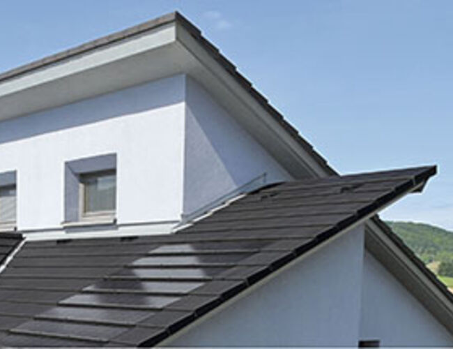 Zanda Premium Solcellesystem vist sammen med Zanda Minster takstein. Foto: Monier