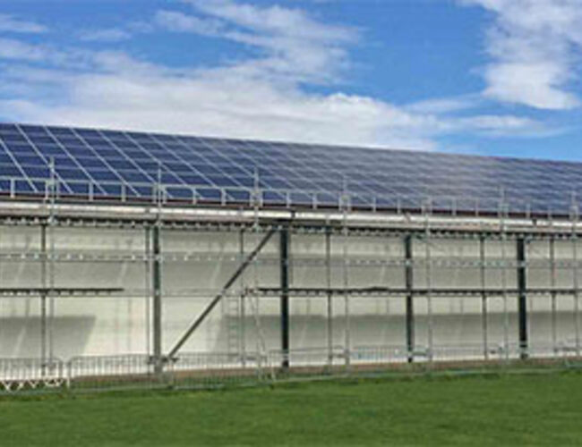 På taket er det montert 345 m2 med solceller. Foto: Geir Fossnes<u></u>