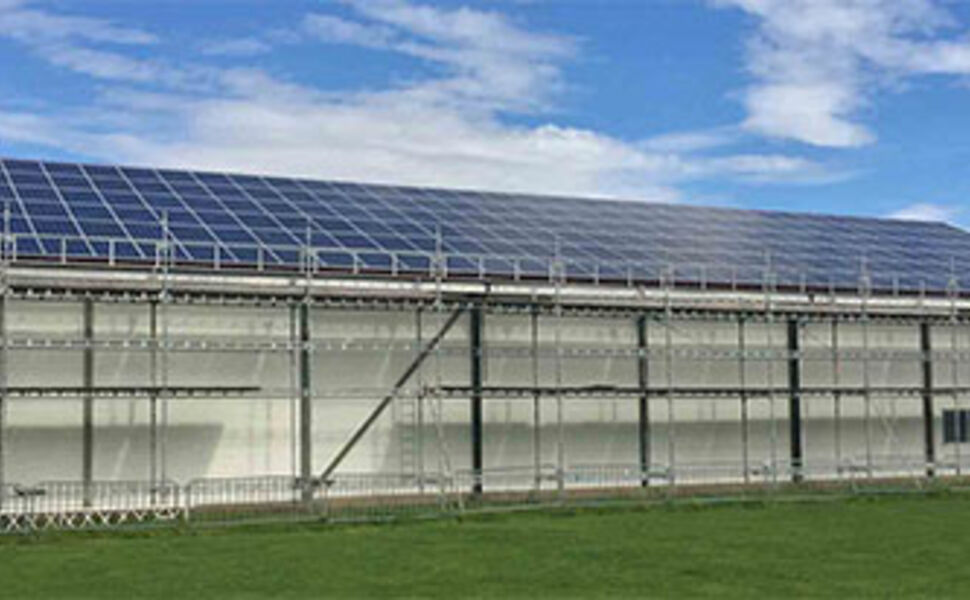 På taket er det montert 345 m2 med solceller. Foto: Geir Fossnes<u></u>