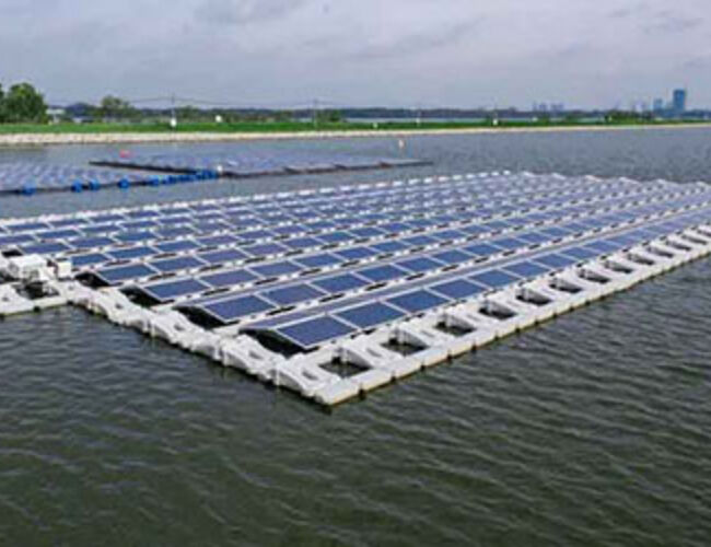 Et flytende anlegg for solenergi skal testes ut i Singapore, med ABB-teknologi om bord. Foto: ABB