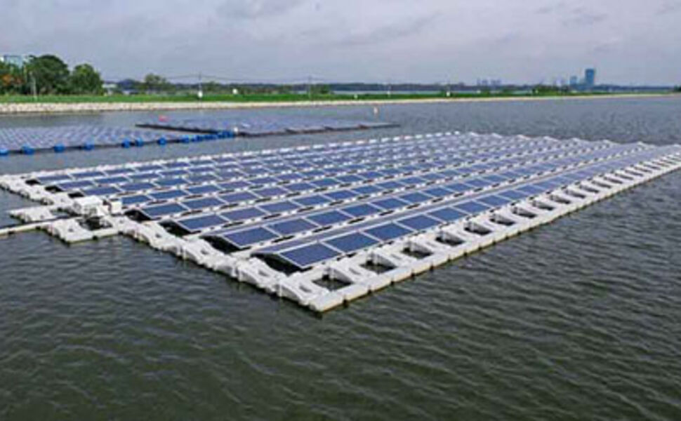 Et flytende anlegg for solenergi skal testes ut i Singapore, med ABB-teknologi om bord. Foto: ABB