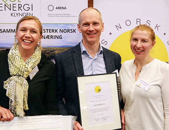 Årets solstråle, Thor Christian Tuv, FUSen, flankert av Trine Kopstad Berentsen, Solenergiklyngen (til venstre), og Ragnhild Bjelland-Hanley, Norsk solenergiforening. Foto: Oskar Åslund