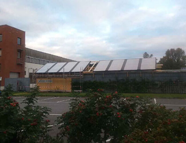 Huset på NMBU er dekket med  64 m2 med solfangere. I midten kommer det fire solcellemoduler på 1 kWp for drift av pumpene i anlegget. Foto: Petter Heyerdahl