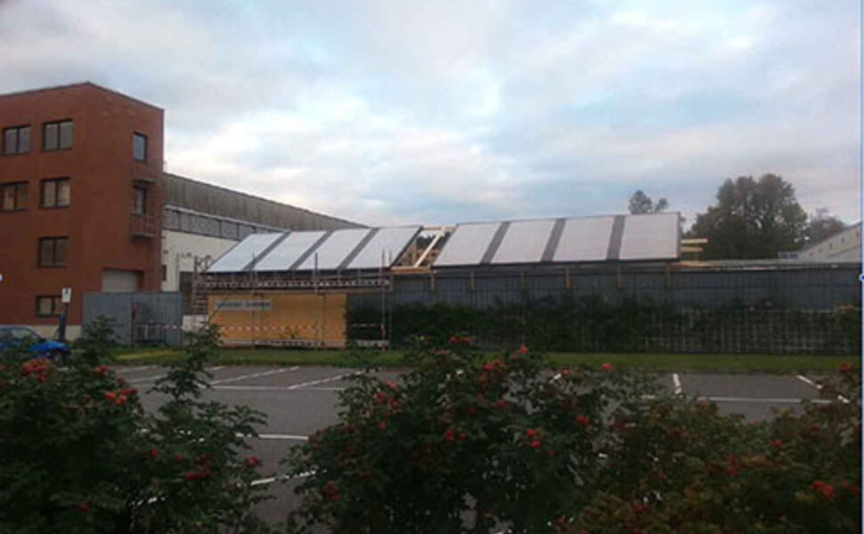 Huset på NMBU er dekket med  64 m2 med solfangere. I midten kommer det fire solcellemoduler på 1 kWp for drift av pumpene i anlegget. Foto: Petter Heyerdahl