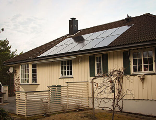 Denne boligen på Vesterøy på Hvaler har solcellepanel på taket og er med i ordningen Smart Nabolag. Eieren kan blant annet sammenligne sitt eget strømforbruk med naboenes. Foto: Newswire