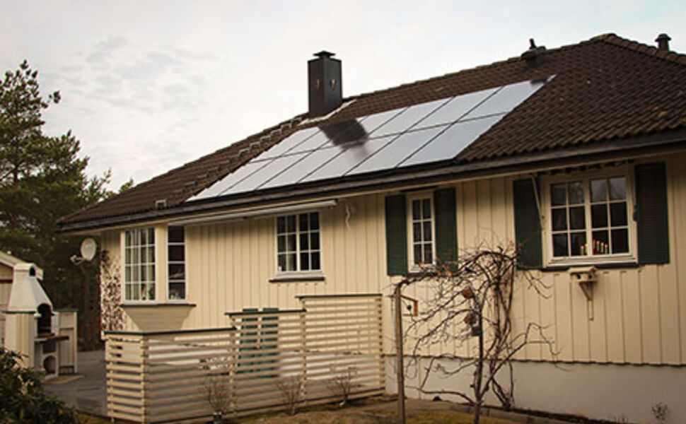 Denne boligen på Vesterøy på Hvaler har solcellepanel på taket og er med i ordningen Smart Nabolag. Eieren kan blant annet sammenligne sitt eget strømforbruk med naboenes. Foto: Newswire