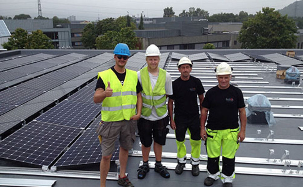 Fra monteringen av solceller på studenthuset på Campus Porsgrunn. Foto:  Fusen AS