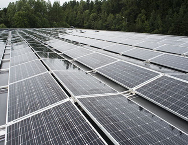 Det er montert til sammen 700 kvm med solceller på taket av Rema Bjørndal i Oslo. Foto: Rema