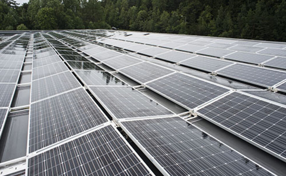 Det er montert til sammen 700 kvm med solceller på taket av Rema Bjørndal i Oslo. Foto: Rema