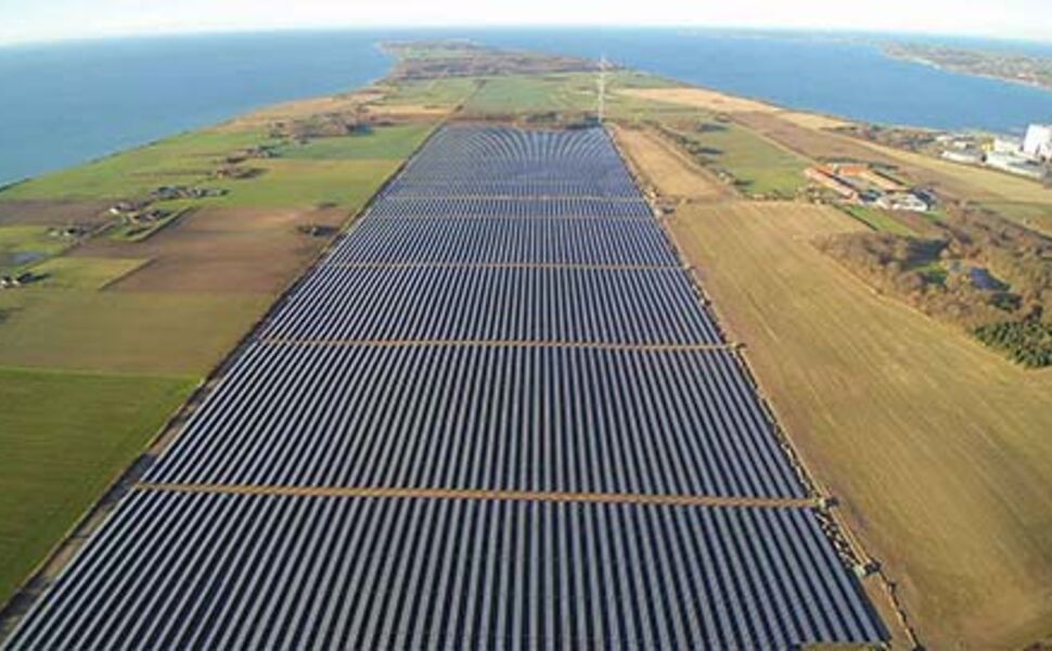 Vind fra Kattegat kjøler 248 730 solcellemoduler i Skandinavias største solcellepark. Foto: Wirsol