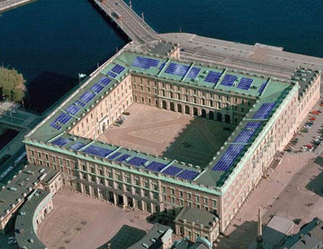 Fotomontasjen viser hvordan det kan se ut om det kongelige slott i Stockholm monterer solceller på taket.