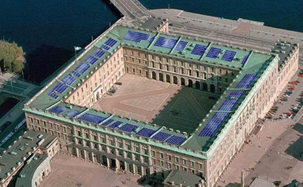 Fotomontasjen viser hvordan det kan se ut om det kongelige slott i Stockholm monterer solceller på taket.