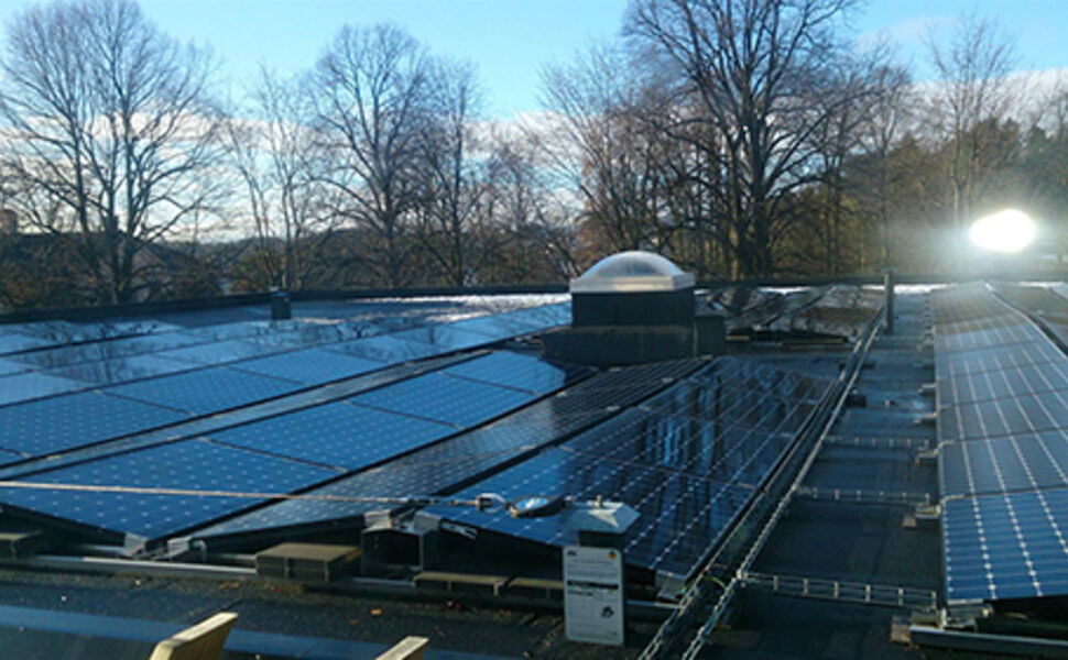 Bildet viser en del av solcelleanlegget på Powerhouse Kjørbo. Foto: Peter Bernhard, Asplan Viak