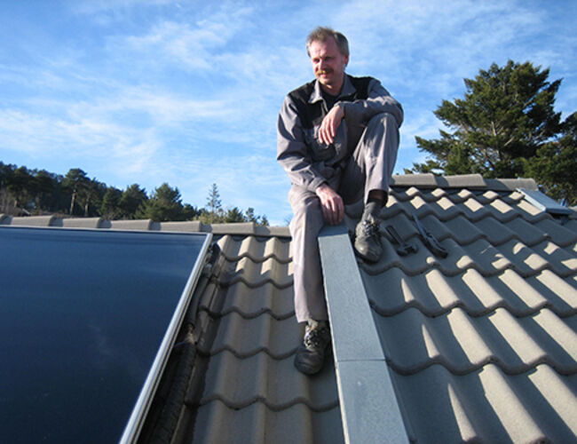 Driftstekniker Kåre P. Arnevik i Åfjord kommune på taket til Åfjord helsesenter. Foto: Kjell Olav Rømma