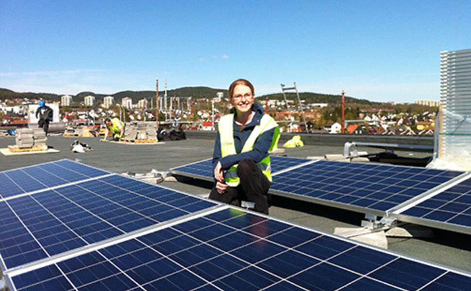 Solcelleanlegget på Økern sykehjem sto ferdig før sommeren. Åse Lekang Sørensen i Norsk solenergiforening ser fram til byggingen av nye solcelleanlegg på privatboliger framover.
