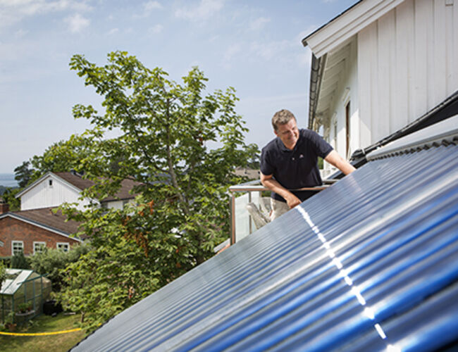 Håkon Borch i Moss er en av få i Norge som har installert solfangeranlegg på huset. Det sparer han 8 000 kroner i året på. Foto: Enova