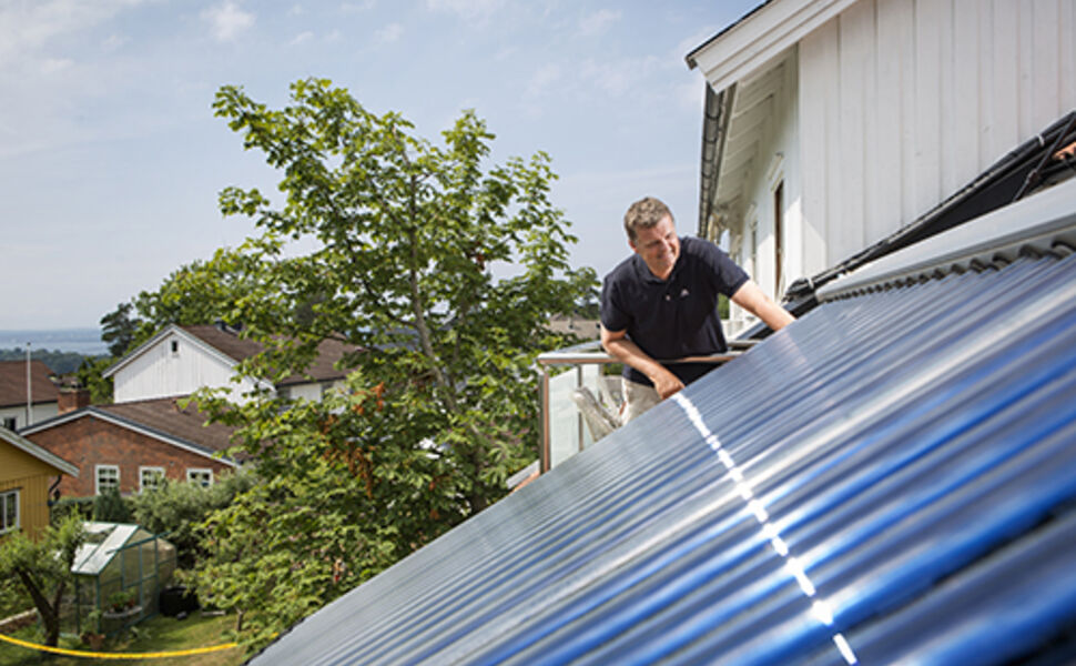 Håkon Borch i Moss er en av få i Norge som har installert solfangeranlegg på huset. Det sparer han 8 000 kroner i året på. Foto: Enova