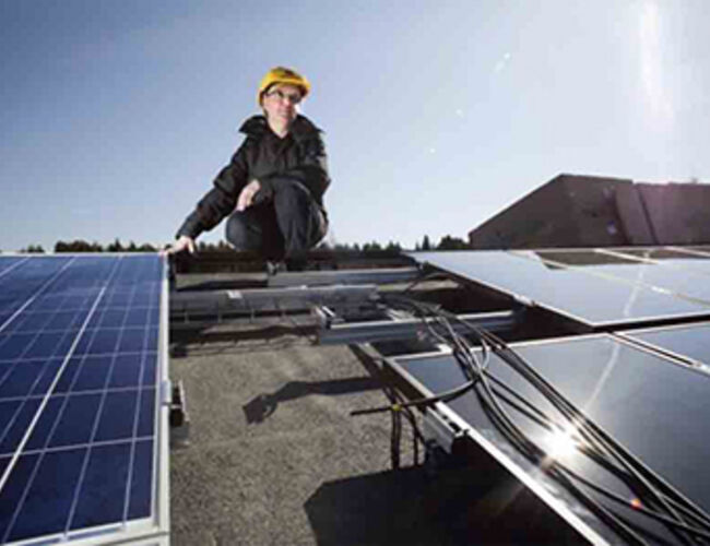 I prosjektet  “Hållbara Ålidhem” monteres det 2 600 m² med solceller. Foto: Umeå Energi