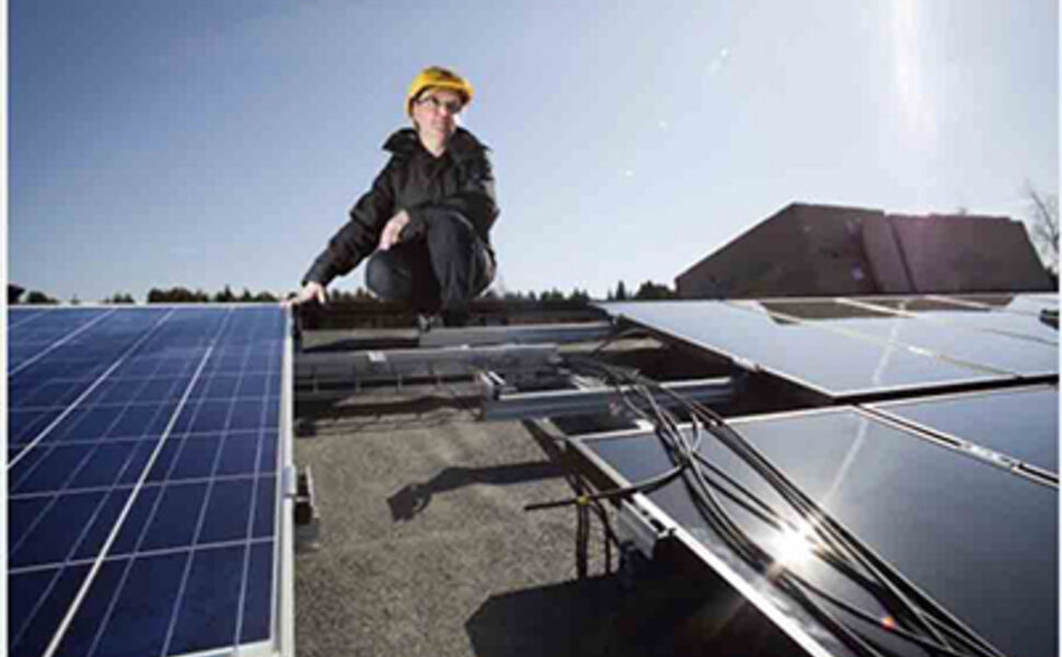 I prosjektet  “Hållbara Ålidhem” monteres det 2 600 m² med solceller. Foto: Umeå Energi