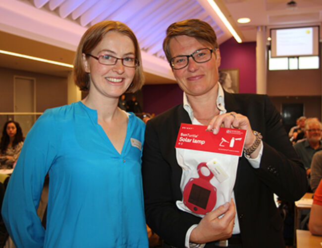 Klima- og miljøvernminister Tine Sundtoft åpnet Solenergidagen 2014. Her står hun sammen med generalsekretær Åse Lekang Sørensen fra Norsk solenergiforening. Foto: Oddvar Lind