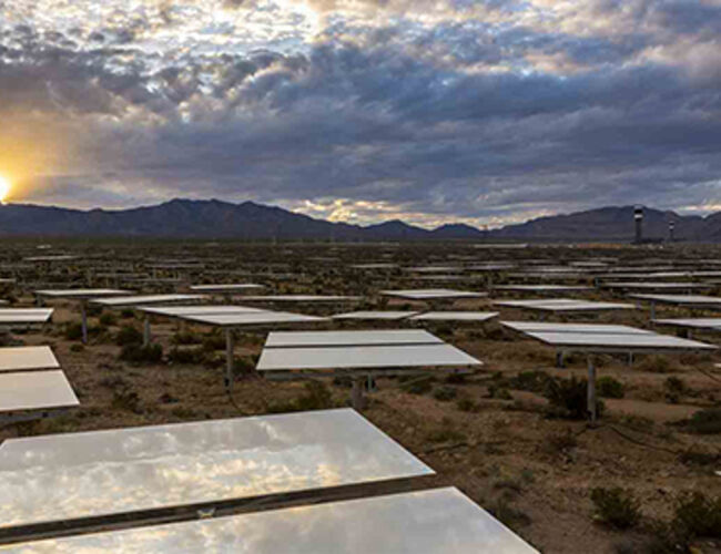 ed hjelp av 173 500 datastyrte speil reflekteres sollyset til tre tårn på anlegget. Foto: BrightSource Energy