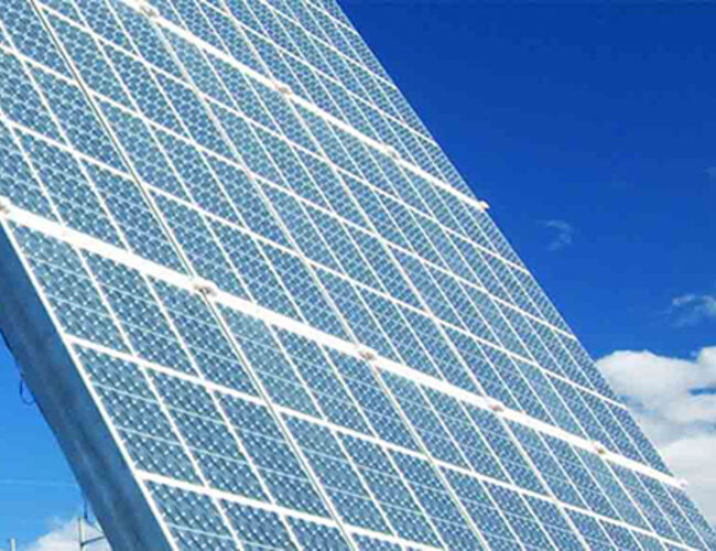 Spanske eiere av solenergianlegg må nå betale avgift for energien de kansje har bruk for når solen ikke skinner. Foto: Amonix