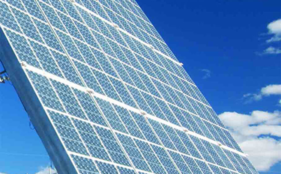 Spanske eiere av solenergianlegg må nå betale avgift for energien de kansje har bruk for når solen ikke skinner. Foto: Amonix