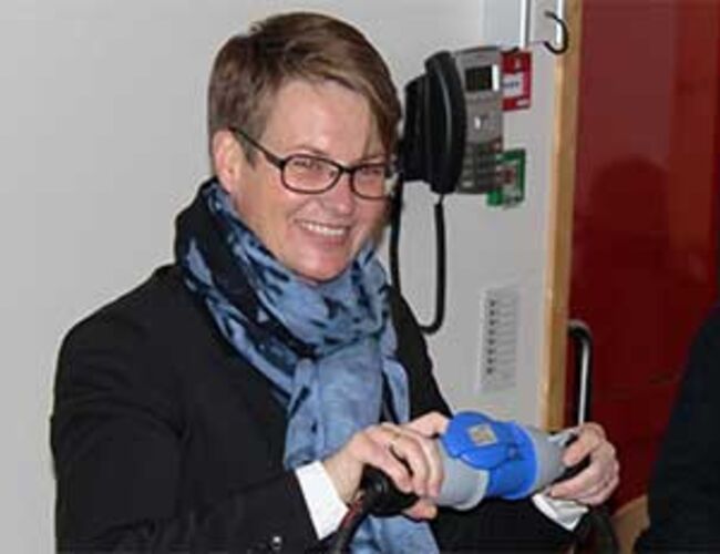 Her kobler klima- og miljøminister Tine Sundtoft til Norges til nå største solcelleanlegg.