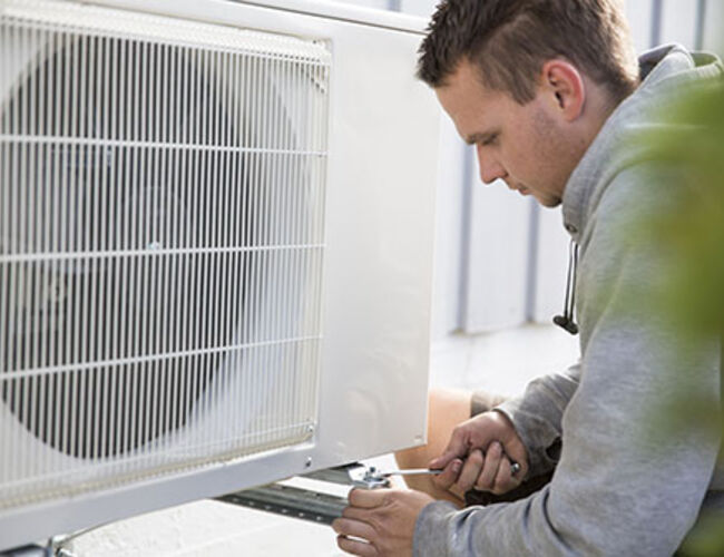  Installasjon av utedel til luft-til-luft-varmepumpe. Foto: Novap