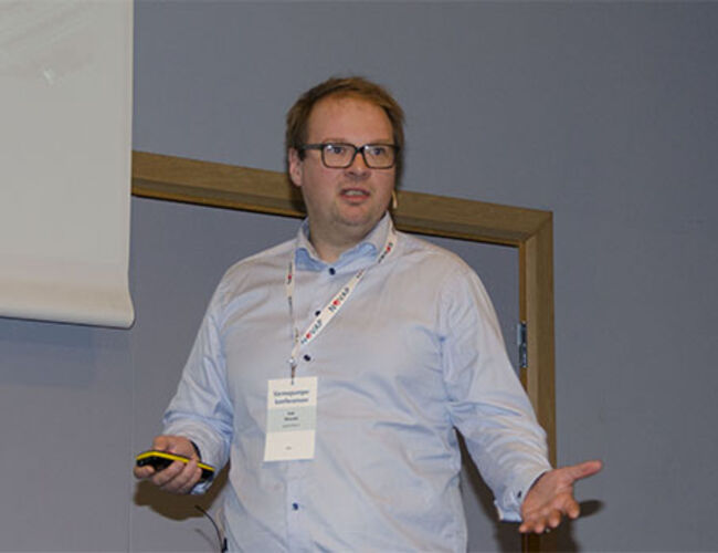 Isak Oksvold i Aspelin Ramm i aksjon under Varmepumpekonferansen 2018. Foto: Tekniske Nyheter