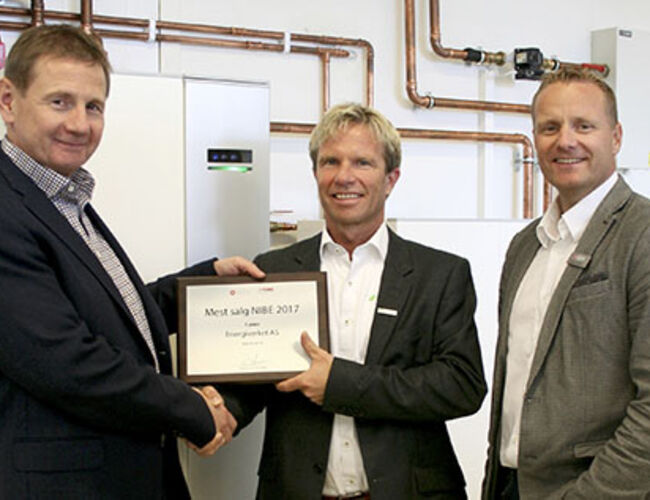 På bildet fra venstre: Daniel Kristensen (adm. dir. i ABK), Richard Granskogli (adm. dir. i Energiverket AS) og Gøran Andersen (regionsansvarlig ABK). Foto: Energiverket