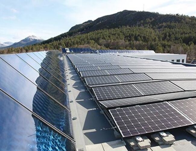 Solceller og solfangere på taket av Eidet omsorgssenter. Foto Novap