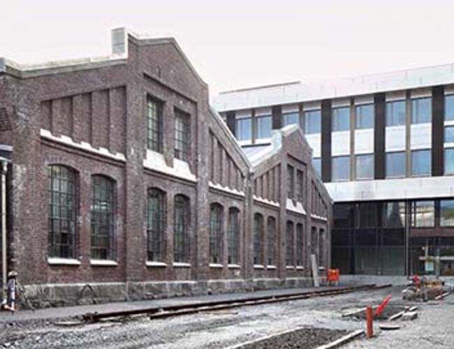 Høgskolen i Bergen flyttet i 2014 til NSBs gamle verkstedhaller på Kronstad. Foto: Novap