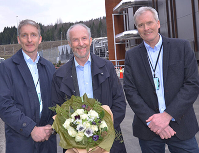 Fra venstre: Administrerende direktør i Østfold Energi, Oddmund Kroken, fylkesordfører i Østfold, Ole Haabeth, og prosjektleder i Østfold Energi, Egil Erstad. Foto: Østfold Energi 