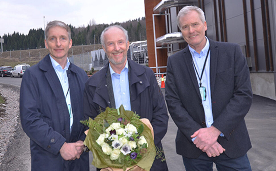 Fra venstre: Administrerende direktør i Østfold Energi, Oddmund Kroken, fylkesordfører i Østfold, Ole Haabeth, og prosjektleder i Østfold Energi, Egil Erstad. Foto: Østfold Energi 
