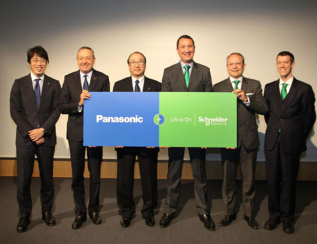 Bildet er fra pressekonferansen på Chillventa i Tyskland da samarbeidet ble presentert. Fra venstre: Hiroshi Komatsubara, Chief Sales Officer Airconditioner Company, Appliance Company, Panasonic; Laurent Abadie, CEO and Chairmann, Panasonic Europe; Toshiyuki Takagi, President Air-Conditioner Company and VP Appliance Company, Panasonic; Jean Marc Zola, Commercial Senior VP, EcoBuilding Division, Schneider Electric, Jean de Kergorlay, VP Commercial Field Services & BMIS, EcoBuilding Division, Schneider Electric og Simon Le Blond, SmartSpace Commercial.