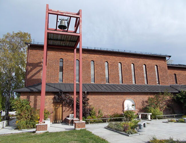 St. Olav Katolske Kirke i Tønsberg erstattet oljefyren med bergvarmepumpe og vil årlig spare over 100.000,- i energikostnader, samt at innemiljøet har blitt betraktelig bedre. Foto: Energiverket