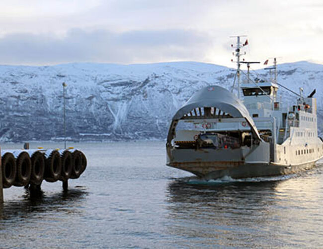 Fergesambandet Svensby–Breivikeidet er ett av sambandene Troms fylkeskommune nå planlegger å elektrifisere. Foto: Troms fylkeskommune