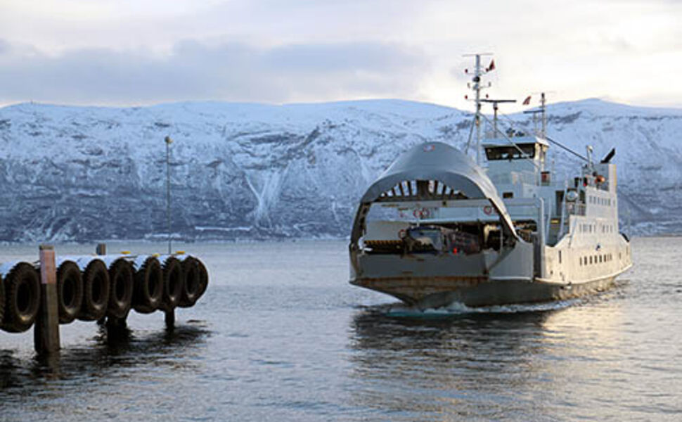 Fergesambandet Svensby–Breivikeidet er ett av sambandene Troms fylkeskommune nå planlegger å elektrifisere. Foto: Troms fylkeskommune