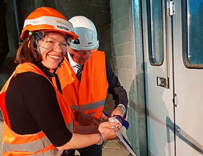Viseordfører Anni Sinnemäki sto for innvielsen da Helsinkis nye fjernvarme- og kjøleanlegg, 50 meter under Esplanadparken, nylig ble innviet. Foto: Helen AB