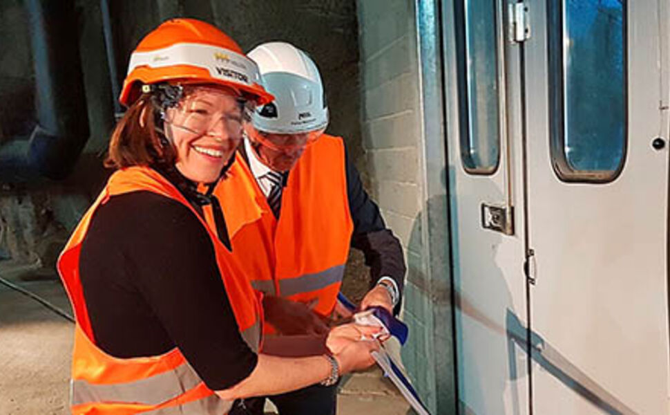 Viseordfører Anni Sinnemäki sto for innvielsen da Helsinkis nye fjernvarme- og kjøleanlegg, 50 meter under Esplanadparken, nylig ble innviet. Foto: Helen AB