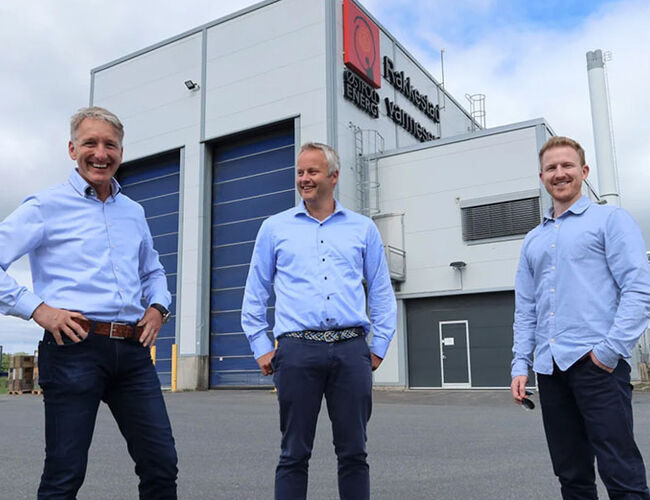 Oddmund Kroken, adm.dir. i Østfold Energi, Martin Vatne, dir. for strategi og forretningsutvikling i Østfold Energi og Fredrik Häger, daglig leder i Carbon Centric står bak verdensnyhet i Rakkestad. Foto: Østfold Energi