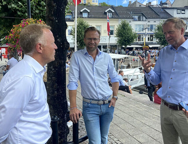 De administrerende direktørene Harald Nikolaisen i Statsbygg og Bjørn Haugland i Skift overleverte Skiftnotatet for bygg og eiendom til kommunal- og moderniseringsminister Nikolai Astrup (H) under Arendalsuka. Foto: Statsbygg