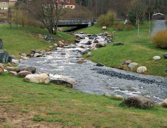 Åpning av bekker er et godt klimatilpasningstiltak. Ilabekken i Trondheim ble åpnet i 2008. Foto: SINTEF