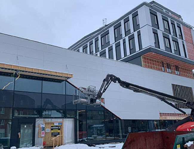Butikklokalene ved Holmlia senter er ikke fullt utleid ennå, og det gjør null feil-ambisjonen mer krevende. Bildet tatt i mars. 7 måneder før overlevering. Foto: Evotek