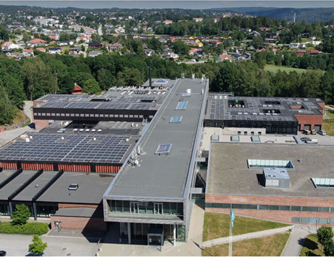 Høgskolen i Østfolds avdeling på Remmen i Halden har fått 3000 kvadratmeter solcellepanel. Foto:Statsbygg