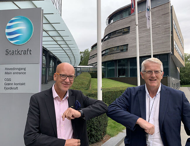 Til venstre: Geir Inge Stokke, konsernsjef i Coop Norge og Svein Ove Slinde, administrerende direktør i Statkraft Varme. Foto: Coop