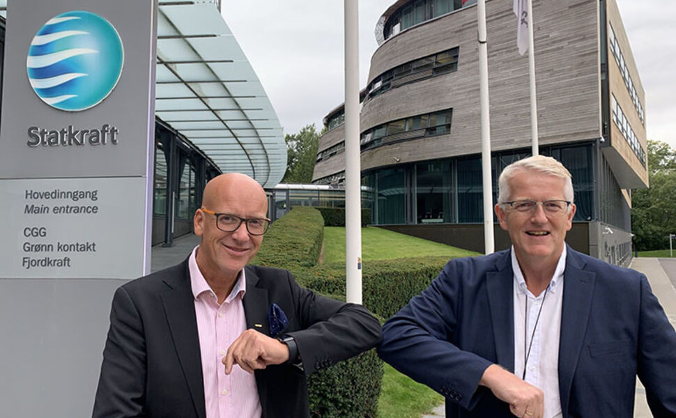 Til venstre: Geir Inge Stokke, konsernsjef i Coop Norge og Svein Ove Slinde, administrerende direktør i Statkraft Varme. Foto: Coop
