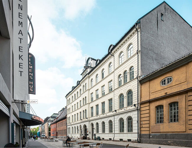 Fasaden vil være uendret, mens bakgård og tak skal oppgraderes i Dronningens gate 13, som er pilotprosjekt for nye BREEAM-NOR 3.0. Foto: Selvaag Eiendom, Oslo Works/Tegmark
